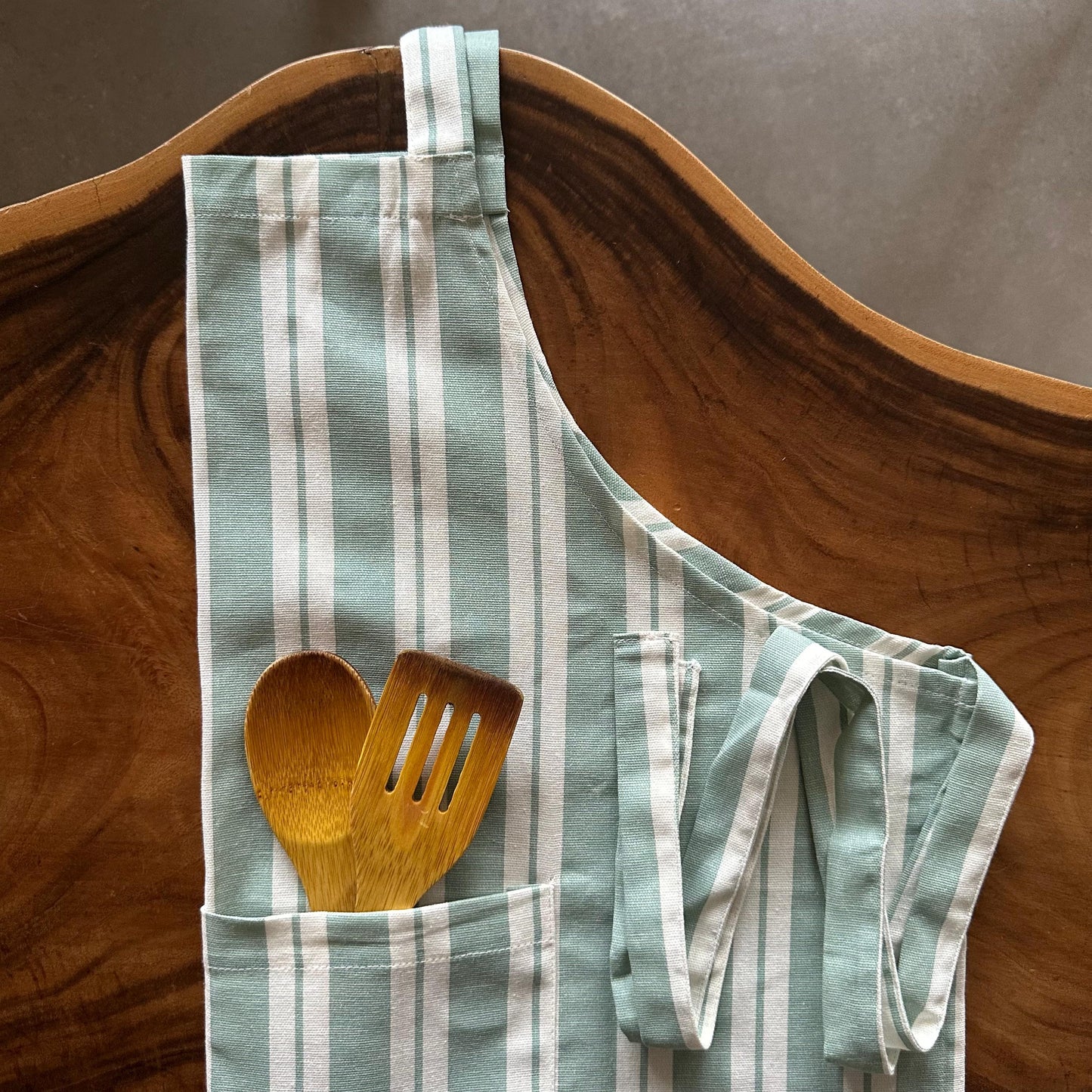 Oak & Lily Apron – Green Stripe | 100% Cotton | Stylish & Washable | Unisex Fit