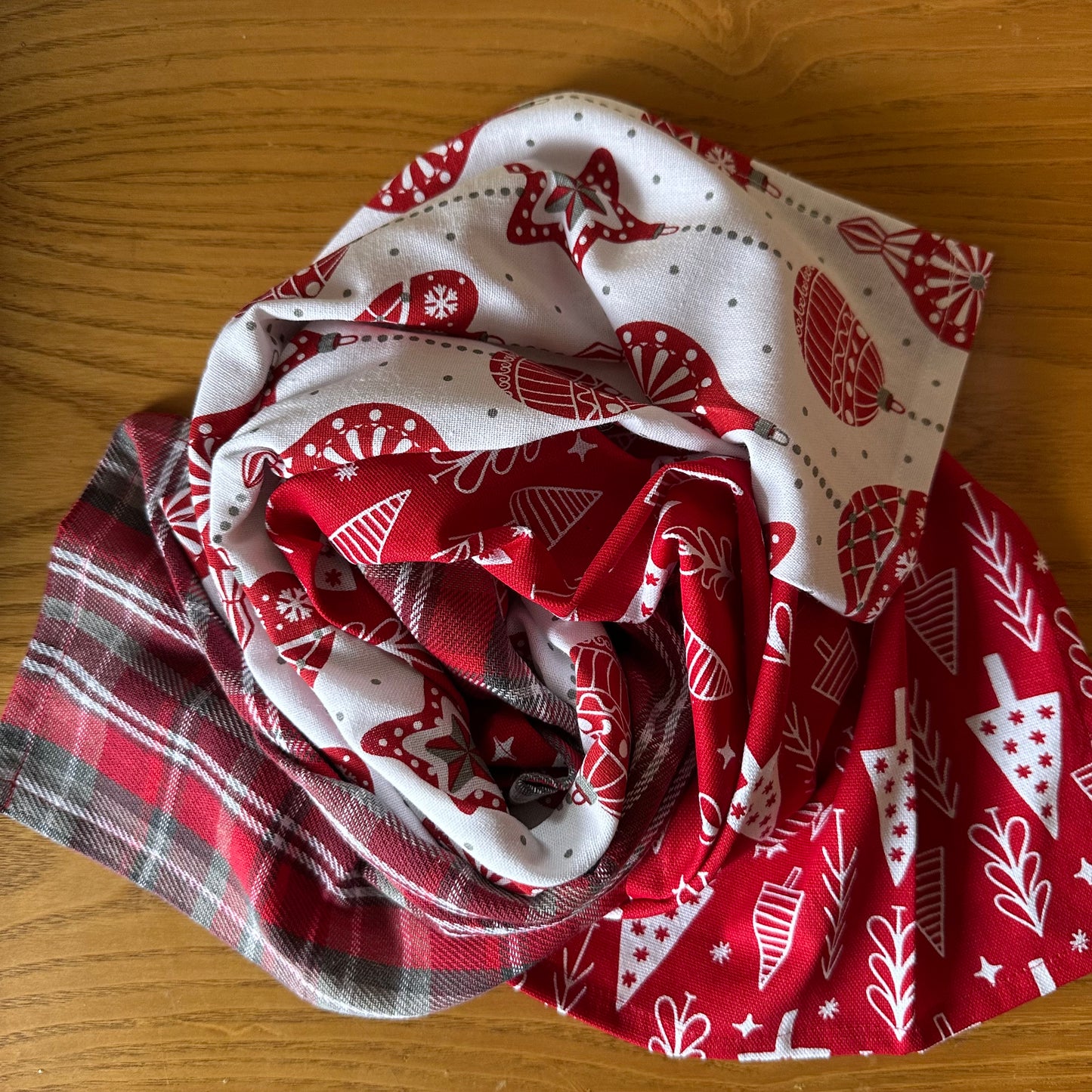 Oak & Lily Kitchen Towels – Christmas Ornaments Red & White Prints | Set of 3 | 100% Cotton | European Quality | Super Absorbent & Anti-Bacterial