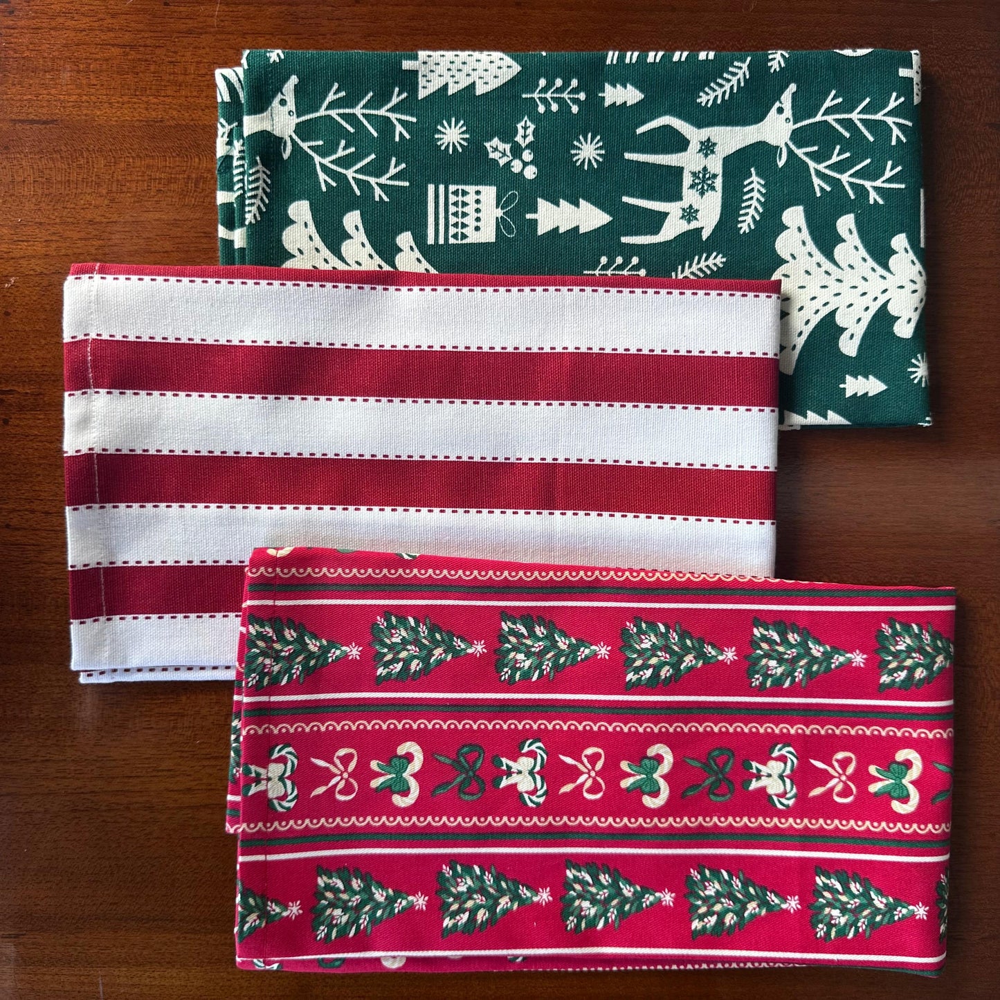 Oak & Lily Kitchen Towels – Green Reindeer Print | Set of 3 | 100% Cotton | European Quality | Super Absorbent & Anti-Bacterial