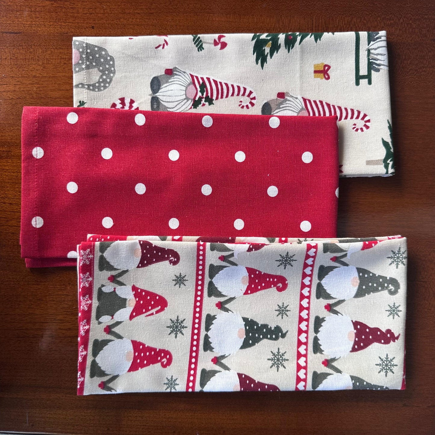 Oak & Lily Kitchen Towels – Santa Parade Christmas Print | Set of 3 | 100% Cotton | European Quality | Super Absorbent & Anti-Bacterial