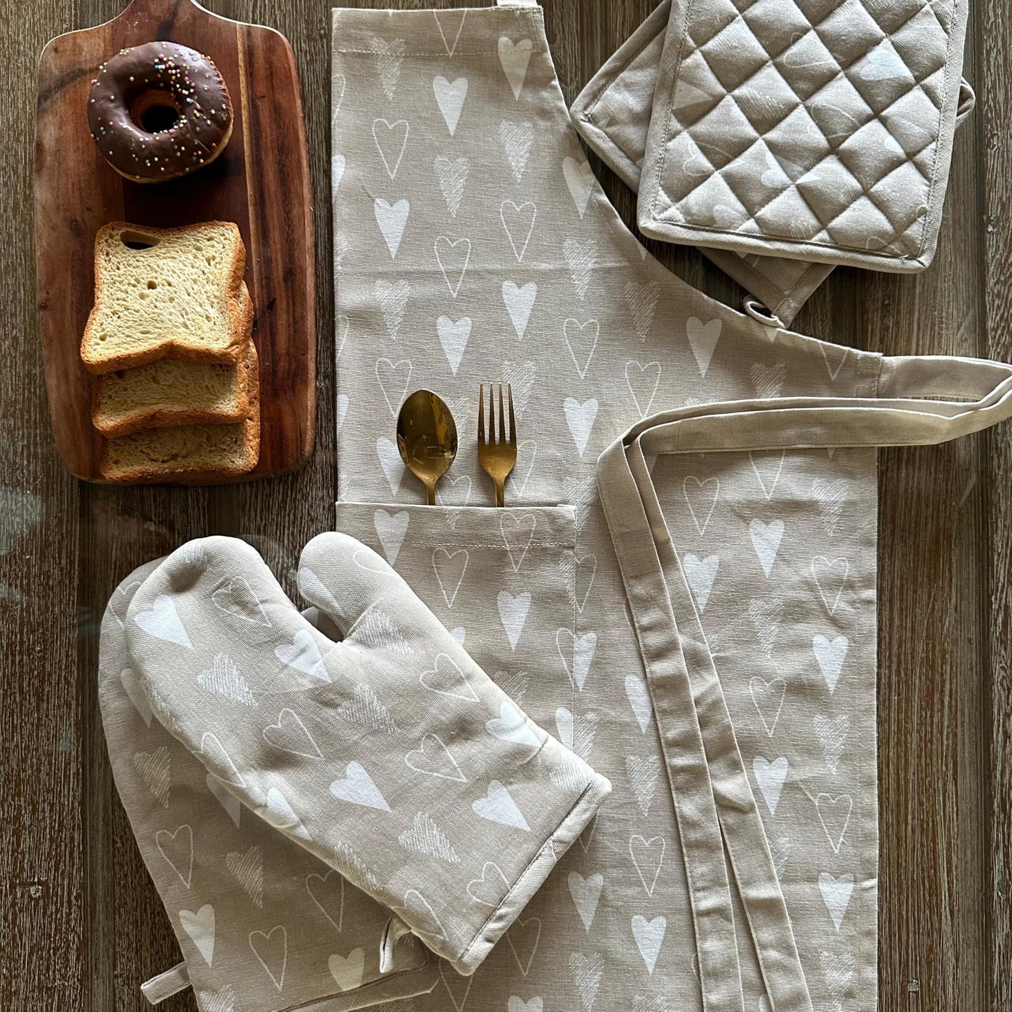 Oak & Lily Combo Set – Beige & Ivory Heart Print Apron, Oven Mittens & Pot Holders | 100% Cotton | Heat Resistant | European Quality