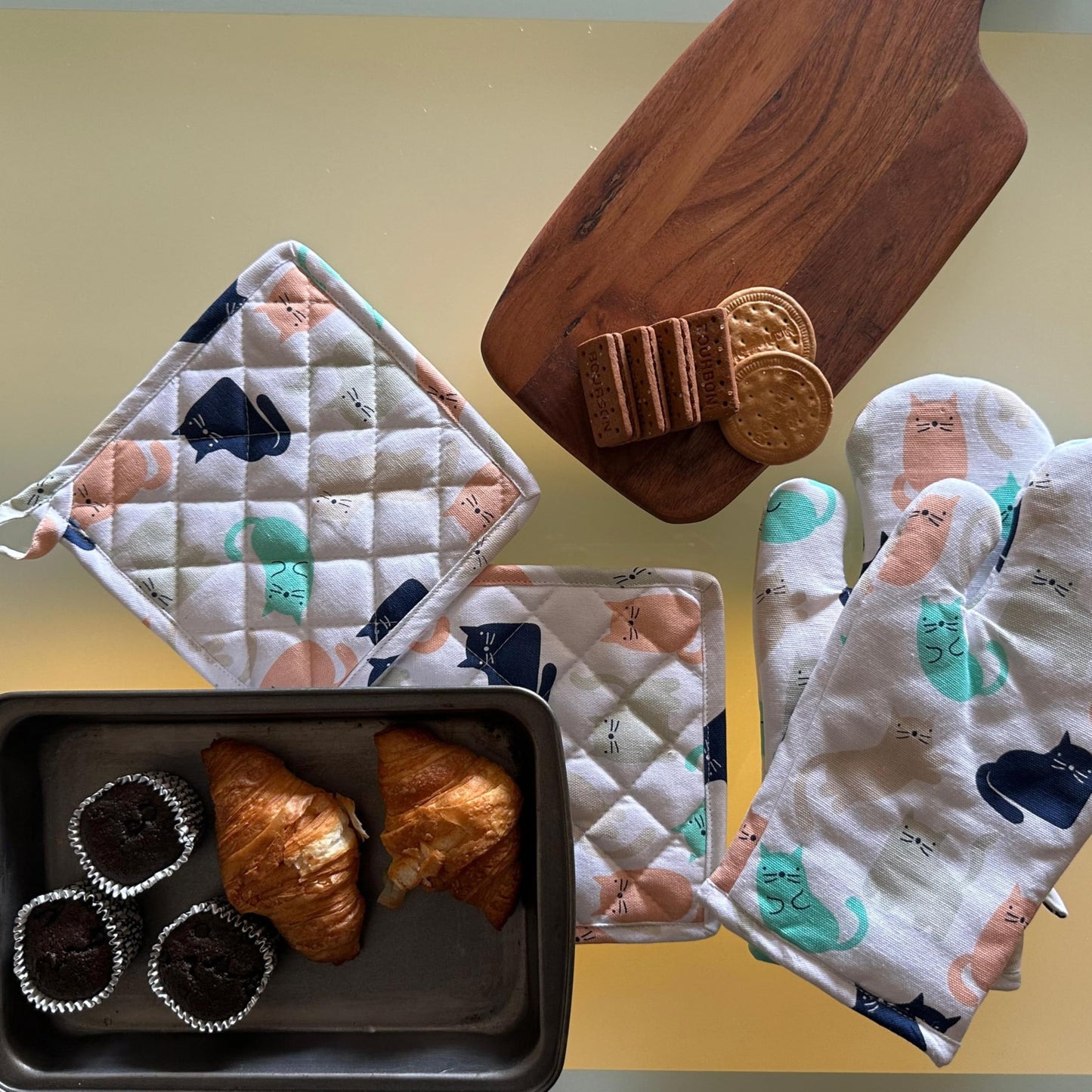 Oak & Lily Combo Set – Multicolor Cat Print Oven Mittens & Pot Holders | 100% Cotton | Heat Resistant & Cushioned | European Quality