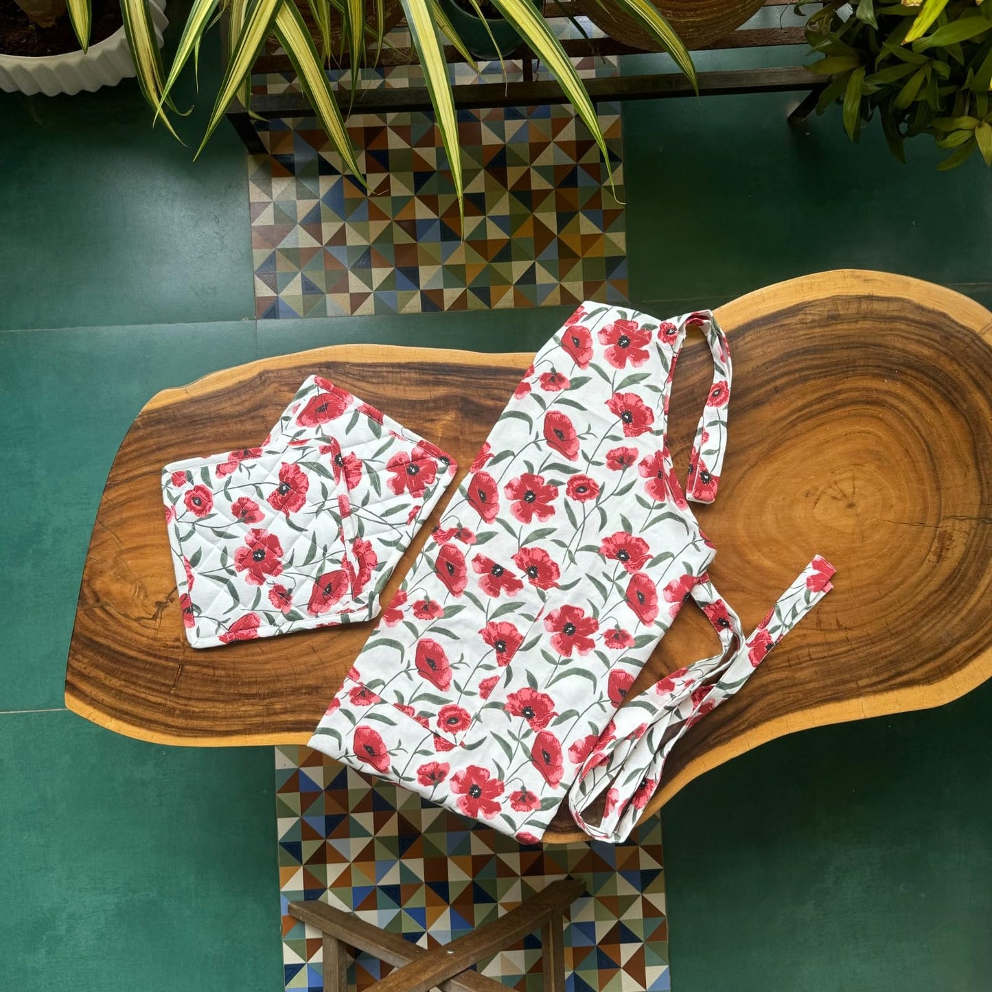 Oak & Lily Apron – Red Poppy Flower | 100% Cotton | Stylish & Washable | Unisex Fit