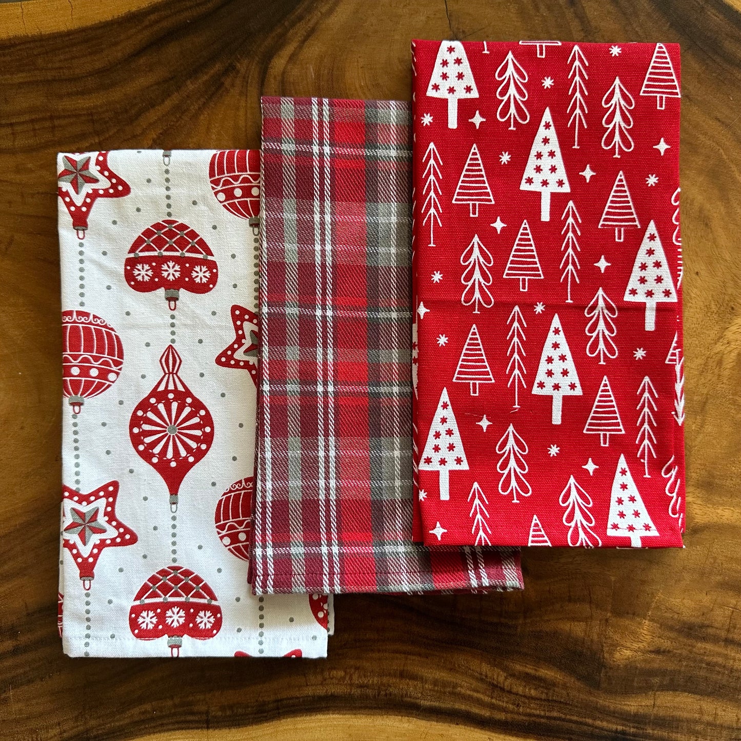 Oak & Lily Kitchen Towels – Christmas Ornaments Red & White Prints | Set of 3 | 100% Cotton | European Quality | Super Absorbent & Anti-Bacterial
