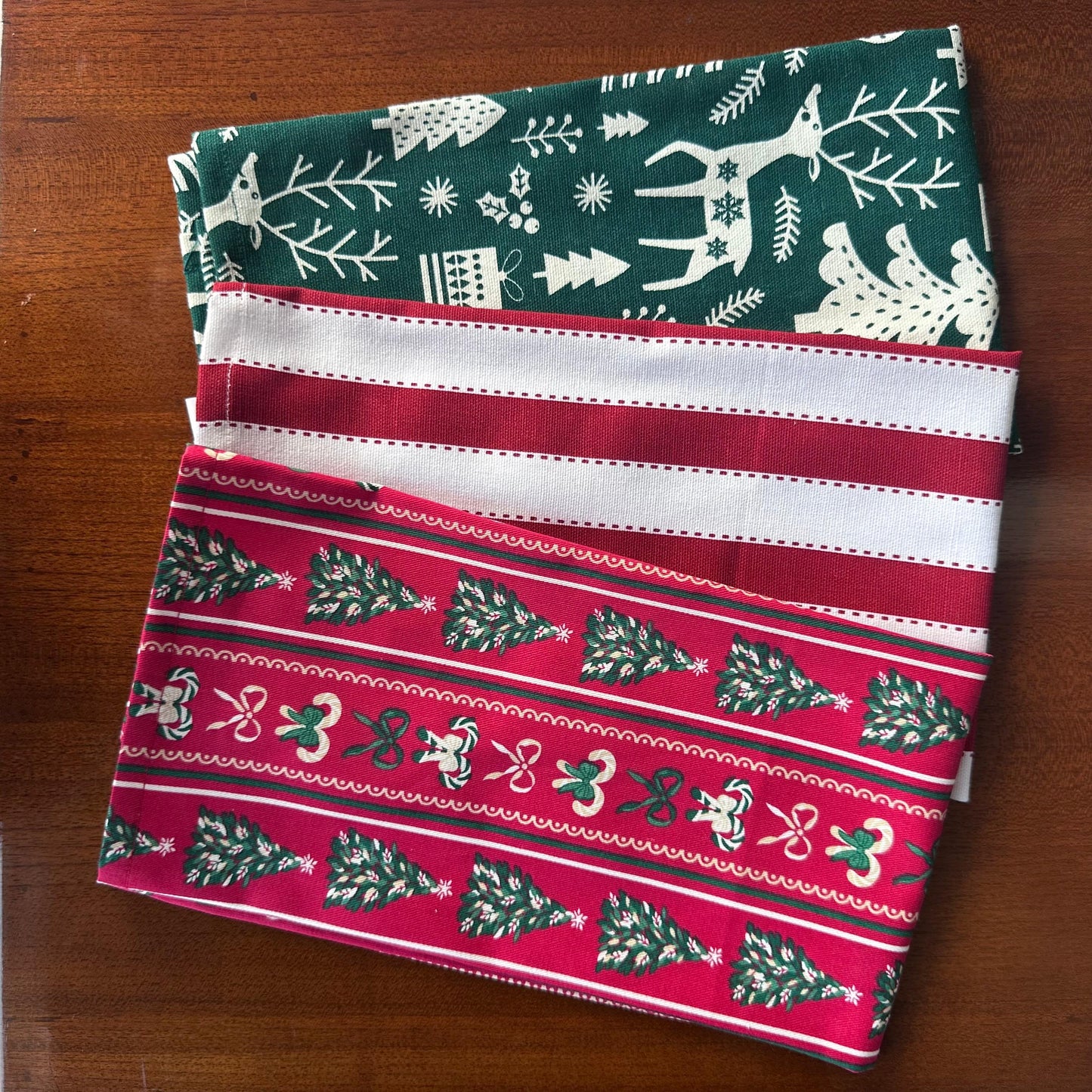 Oak & Lily Kitchen Towels – Green Reindeer Print | Set of 3 | 100% Cotton | European Quality | Super Absorbent & Anti-Bacterial