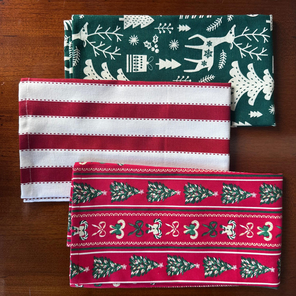 Oak & Lily Kitchen Towels – Green Reindeer Print | Set of 3 | 100% Cotton | European Quality | Super Absorbent & Anti-Bacterial