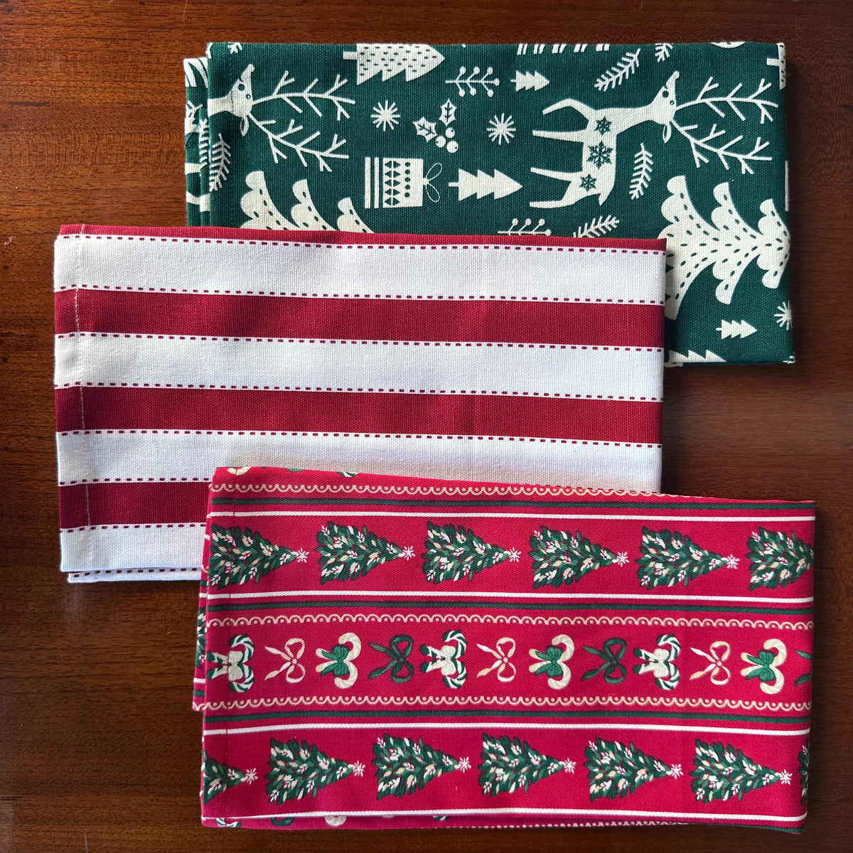 Oak & Lily Kitchen Towels – Green Reindeer Print | Set of 3 | 100% Cotton | European Quality | Super Absorbent & Anti-Bacterial