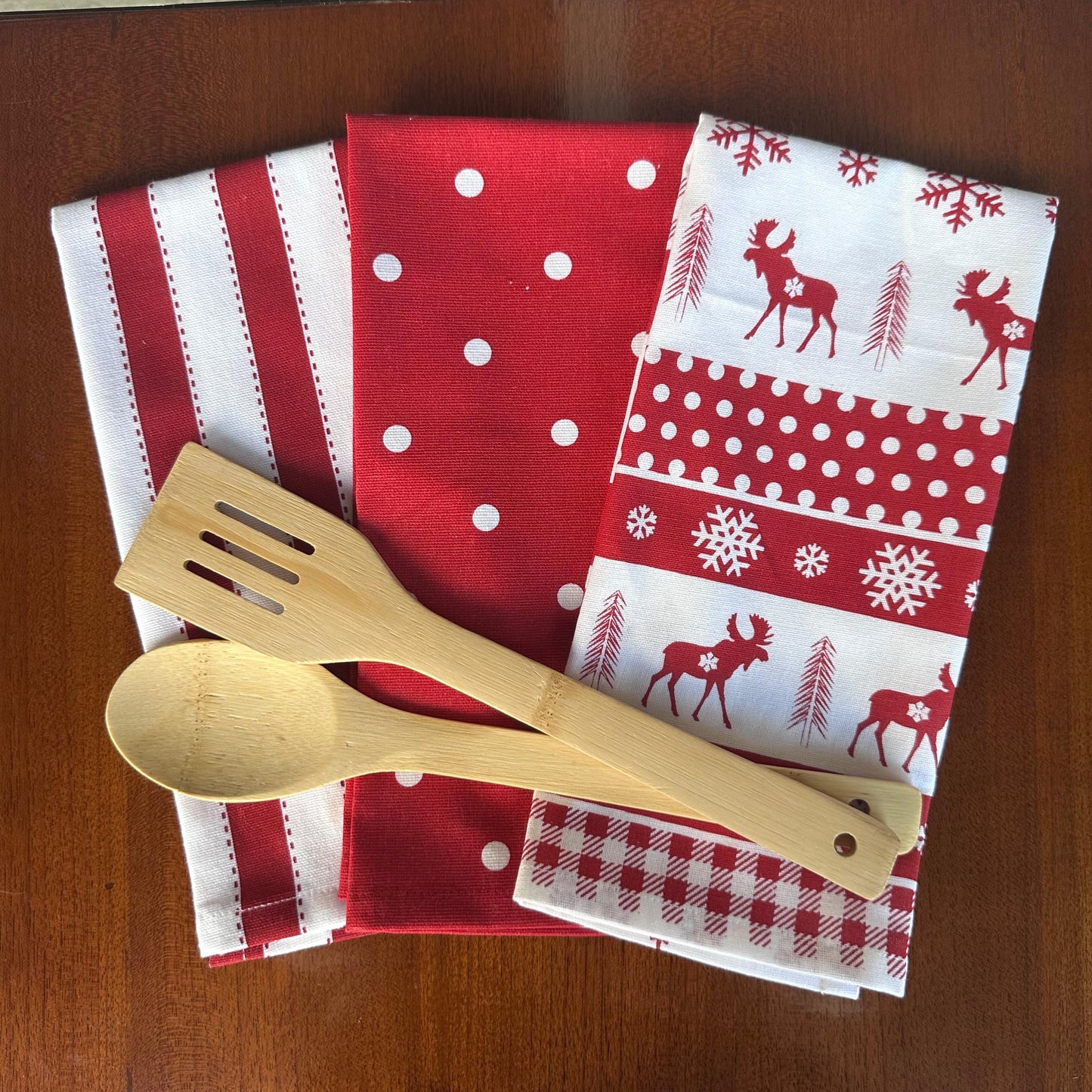 Oak & Lily Kitchen Towels – Red Reindeer Print | Set of 3 | 100% Cotton | European Quality | Super Absorbent & Anti-Bacterial