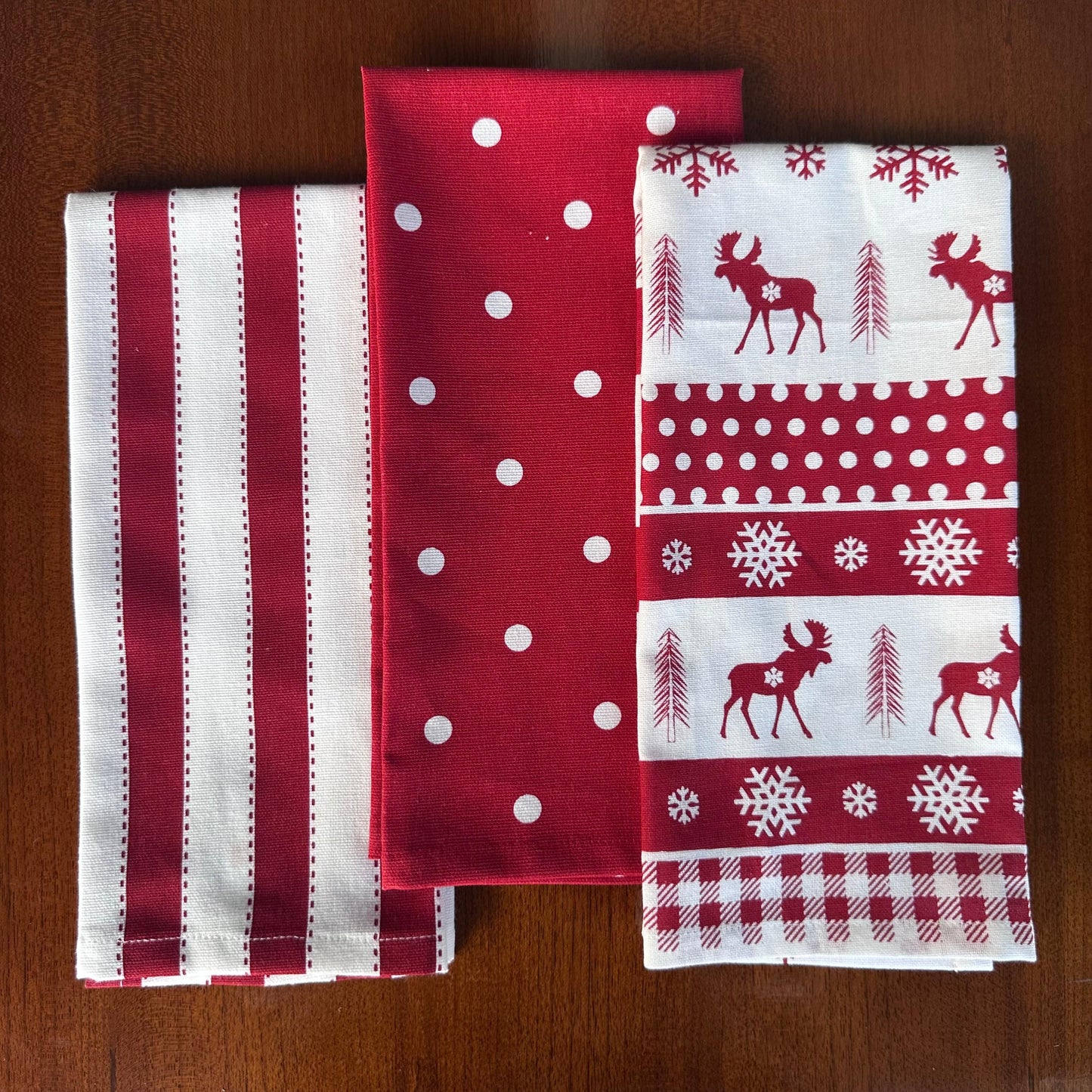 Oak & Lily Kitchen Towels – Red Reindeer Print | Set of 3 | 100% Cotton | European Quality | Super Absorbent & Anti-Bacterial
