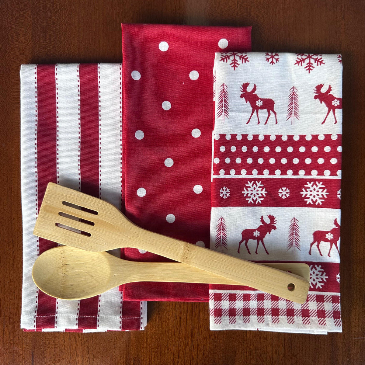 Oak & Lily Kitchen Towels – Red Reindeer Print | Set of 3 | 100% Cotton | European Quality | Super Absorbent & Anti-Bacterial