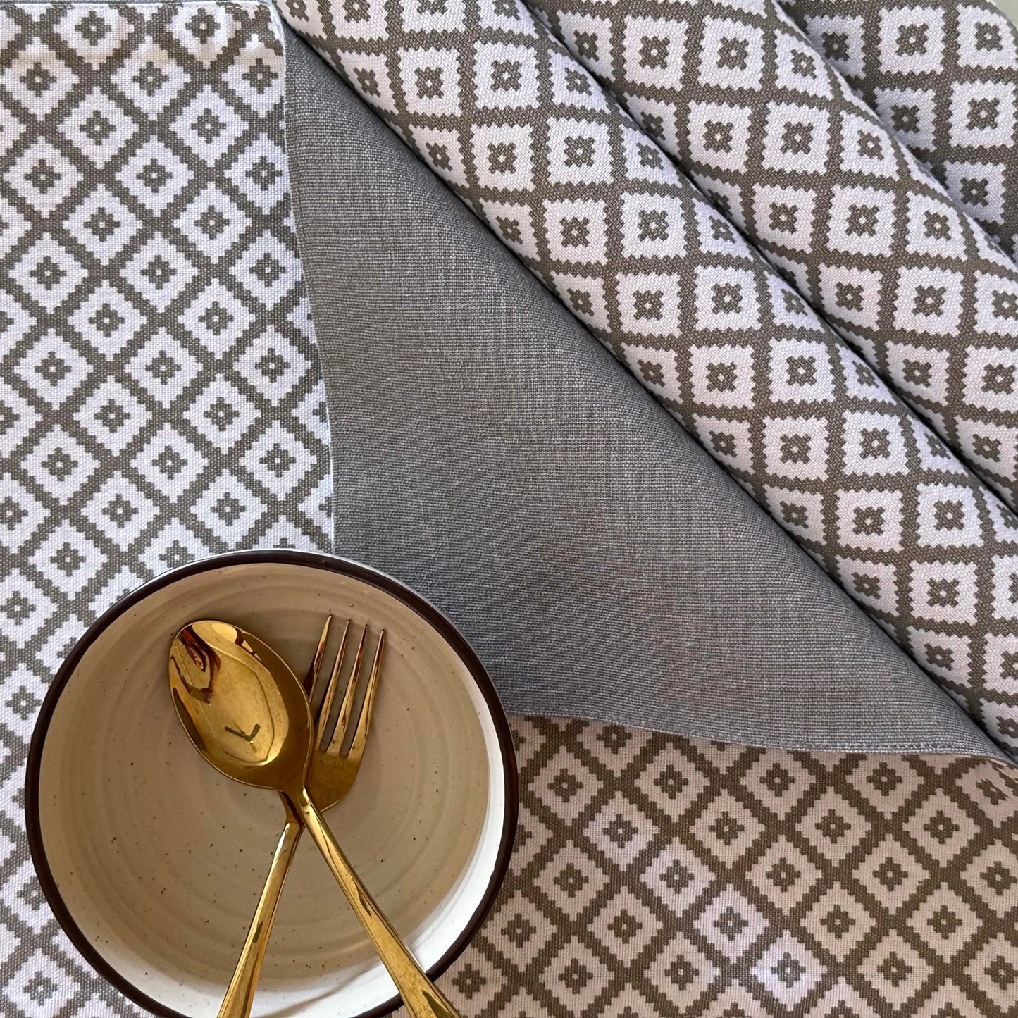 Oak & Lily Placemats – White & Grey Geometric Diamond Print | 100% Cotton | Heat Resistant | Premium European Quality